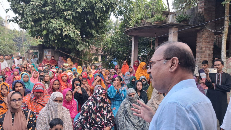 বাগআঁচড়ায় নারী ভোটারদের হৃদয় জয় করলেন তৃপ্তি ,উঠান বৈঠকে ধানের শীষে ভোটের আহ্বান