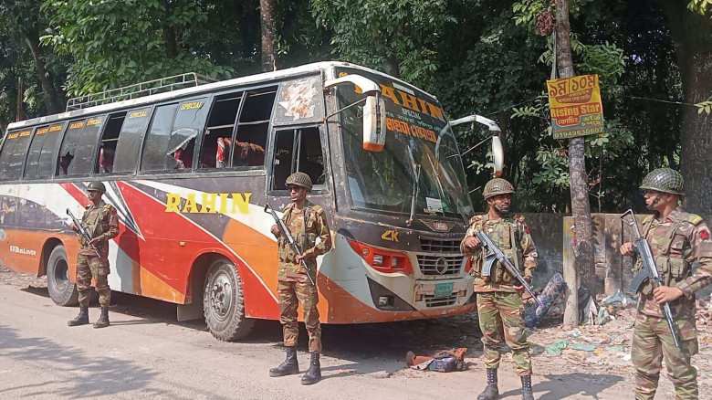 যশোরে পার্কিং করা বাসে দুর্বৃত্তদের আগুন