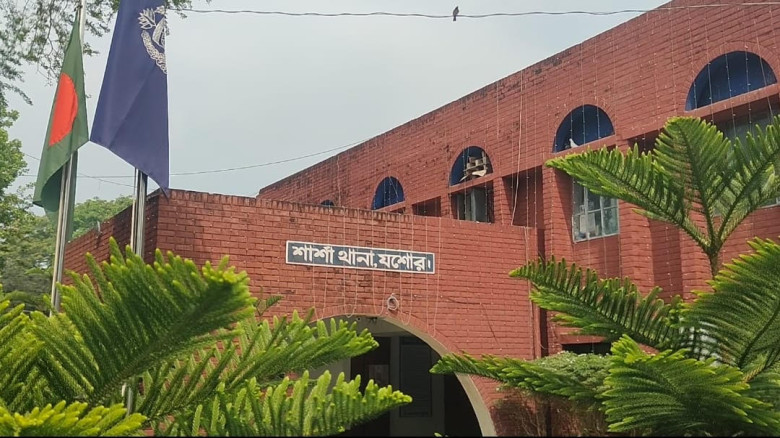 শার্শায় মাদককারবারীর  ছুরিকাঘাতে আহত পুলিশ সদস্য