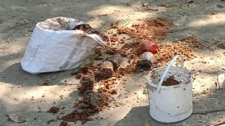 শার্শার গোগা কবরস্থান থেকে ছয়টি অবিস্ফোরিত ককটেল উদ্ধার