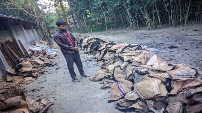 কেশবপুরে ব্যবসায়ীর পাটের বস্তায় দুর্বৃত্তের আগুন