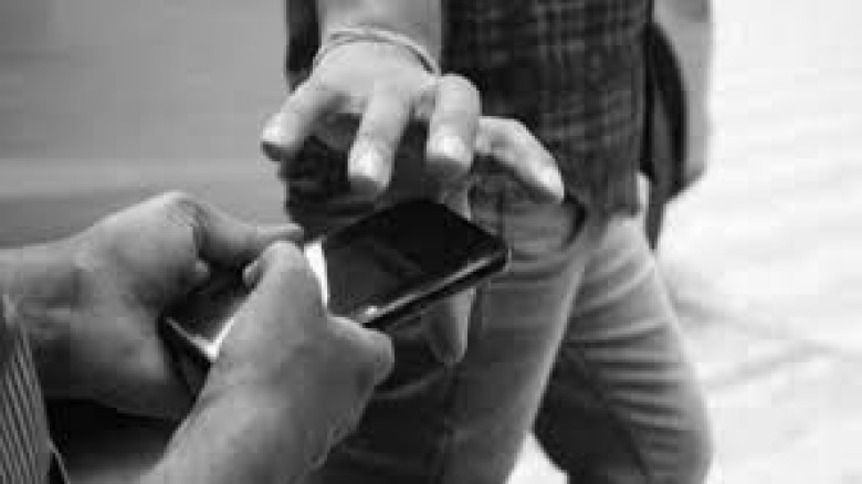 ঝিকরগাছায় মোবাইল ছিনতাইয়ের অভিযোগে ২ জনের বিরুদ্ধে মামলা