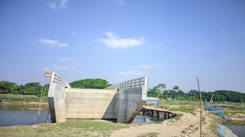 নেই সংযোগ সড়ক,কাজে আসছে না কোটি টাকার সেতু