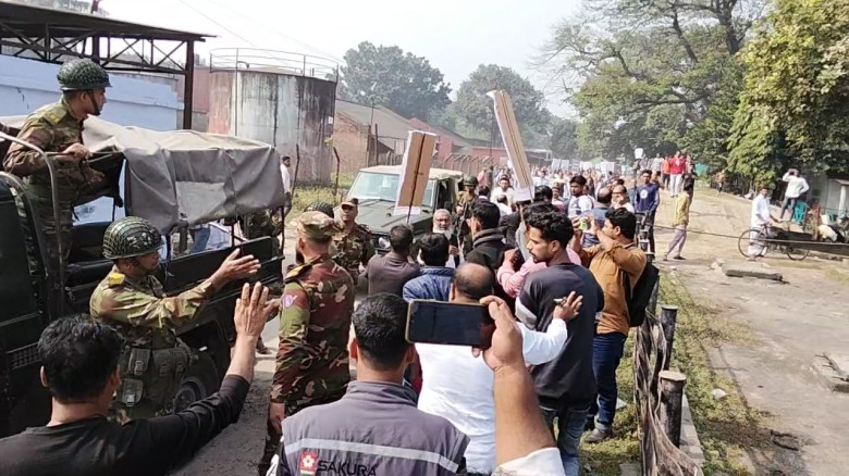 দর্শনায় কেরু শ্রমিক-কর্মচারী ইউনিয়নের নির্বাচনের দাবিতে দু’পক্ষের সংঘর্ষ আহত ১০