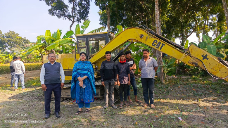 কপোতাক্ষ নদ থেকে অবৈধ মাটি কেটে নেয়ায় ৪ জনের ১৫ দিনের জেল