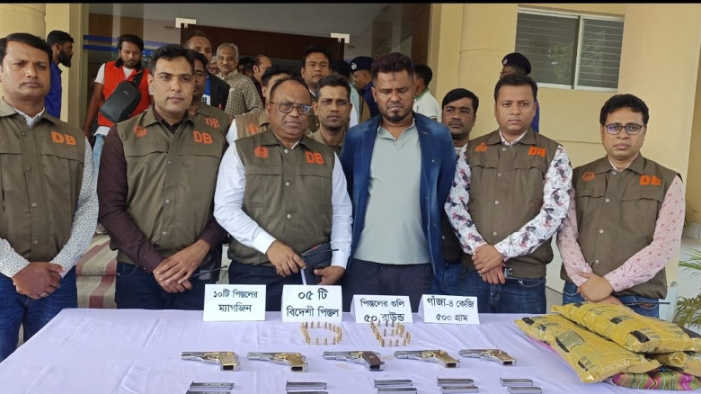 যশোরে অস্ত্র-গুলি ও গাঁজাসহ সন্ত্রসাী লিটন গাজীকে আটক করেছে ডিবি পুলিশ