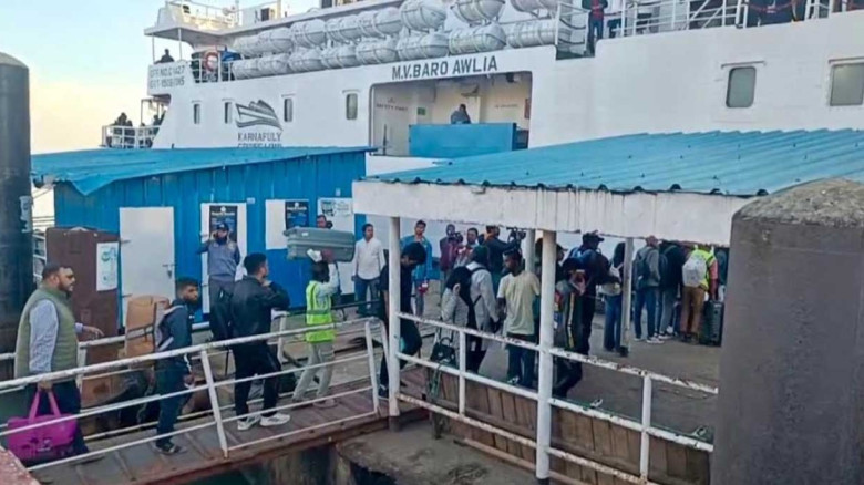 মৌসুমের প্রথম যাত্রা, সেন্টমার্টিনের পথে তিন জাহাজে ১২শ পর্যটক