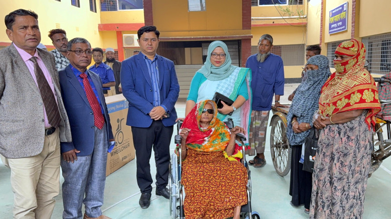 কেশবপুরে দুই অসহায় প্রতিবন্ধীকে হুইল চেয়ার দিলেন ইউএনও