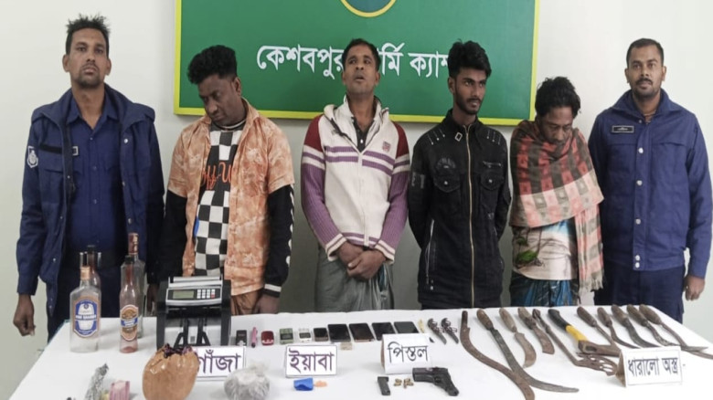 যশোরে যৌথবাহিনীর অভিযানে অবৈধ অস্ত্র ইয়াবাসহ ৪ জন গ্রেফতার