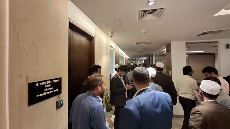 ভাতার দাবিতে সচিবালয়ে অবরুদ্ধ অর্থ উপদেষ্টা