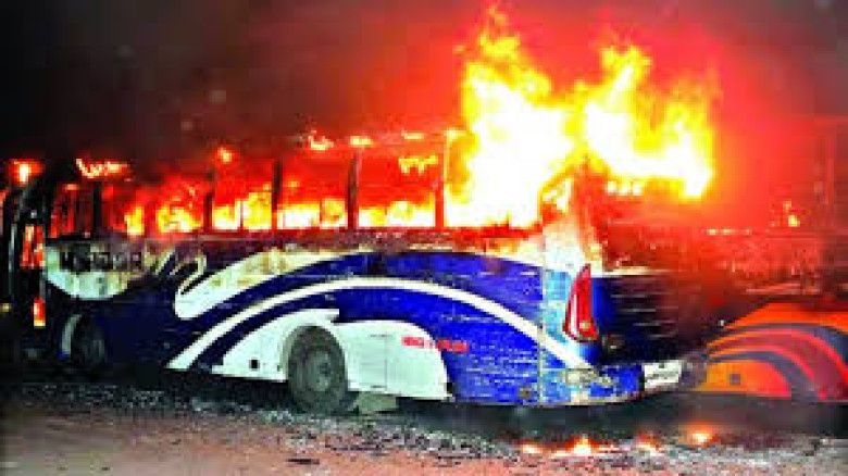 উপশহরে বাস পড়ানো মামলার আ.লীগের তিন কর্মী আটক