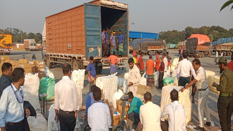 বেনাপোল বন্দরে ভারতীয় ট্রাকে কোটি টাকার  অবৈধ পণ্য।