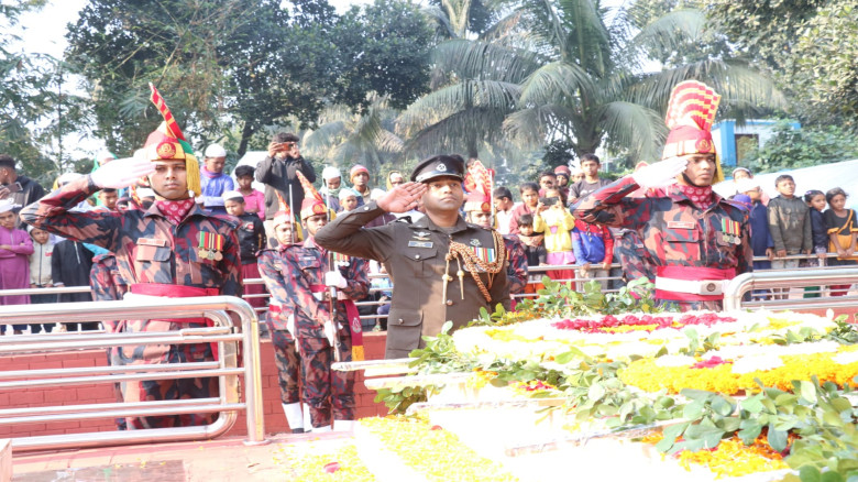 বীরশ্রেষ্ঠ শহীদ ল্যান্স নায়েক নূর মোহাম্মদ শেখ এর সমাধিতে পুষ্পস্তবক অর্পন করলো বিজিবি