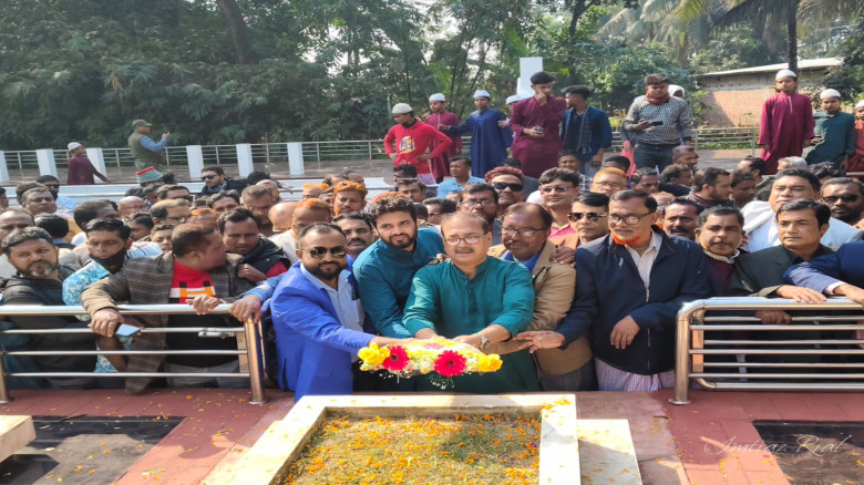 বীরশ্রেষ্ঠ নূর মোহাম্মদ সমাধিতে পুষ্পস্তবক অর্পণ করেন সাবেক সংসদ সদস্য মফিকুল হাসান তৃপ্তি