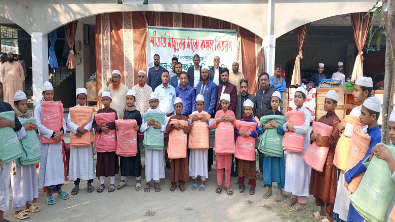 অভয়নগরে মাদরাসার এতিম ছাত্রদের মাঝে কম্বল বিতরণ