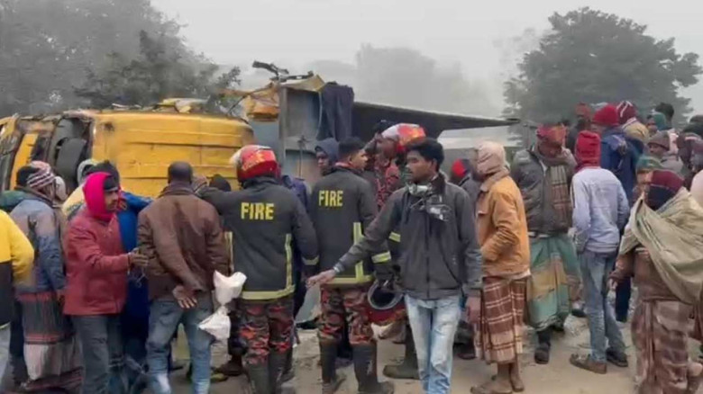 রাজশাহীতে ট্রাক উল্টে ৪ জন নিহত...