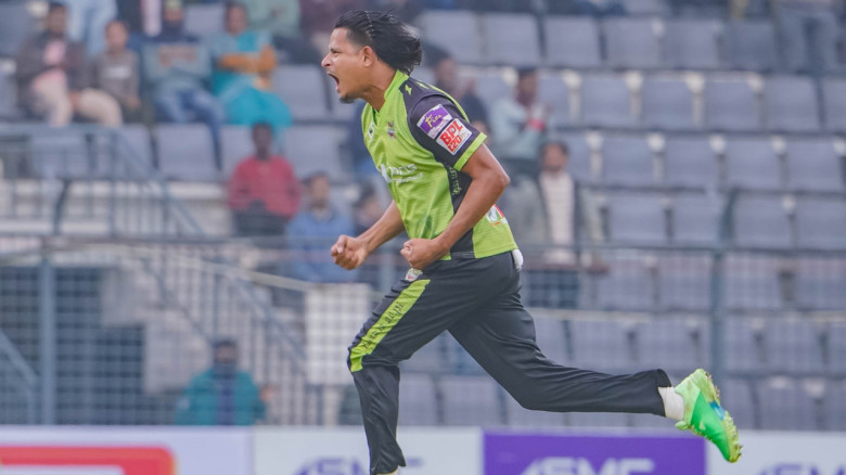 সাকিবকে ছাড়িয়ে নাসুমের বিশ্বরেকর্ড