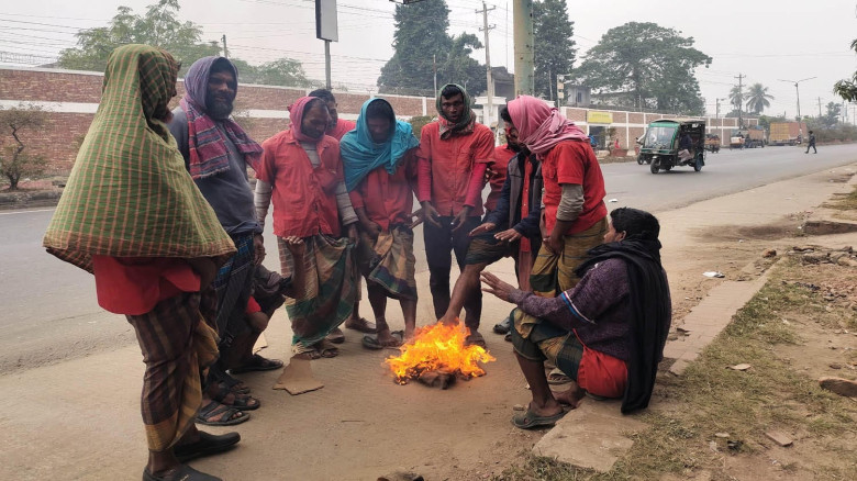 কনকনে শীতে বিপর্যস্ত জনজীবন বেনাপোল বন্দরের শ্রমিক...