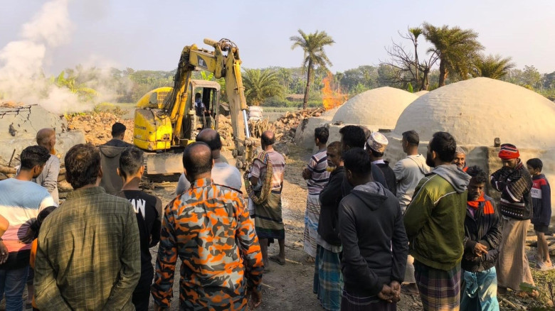 কয়লা তৈরির ৭৪ চুল্লি গুঁড়িয়ে দিলেন ভ্রাম্যমাণ আদালত