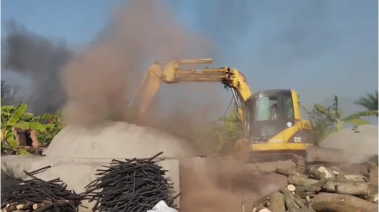 যশোরে কয়লা উৎপাদনকারী অবৈধ ৭৪টি কাঠের চুল্লি ভেঙ্গে গুড়িয়ে দিল প্রশাসন