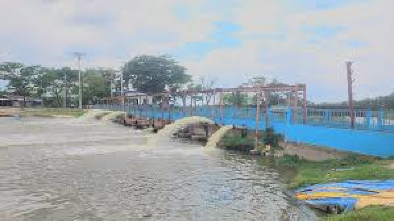 যশোরে বেড়িবাঁধ ভেঙে দেড় হাজার বিঘা জমি প্লাবিত, দিশেহারা পাঁচ শতাধিক পরিবার