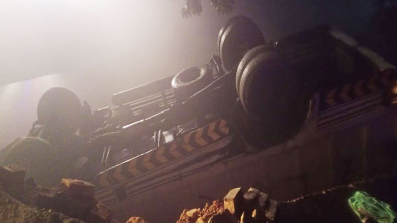 পাকিস্তানে ট্রাক খালে পড়ে এক পরিবারের ১৪ জন নিহত...