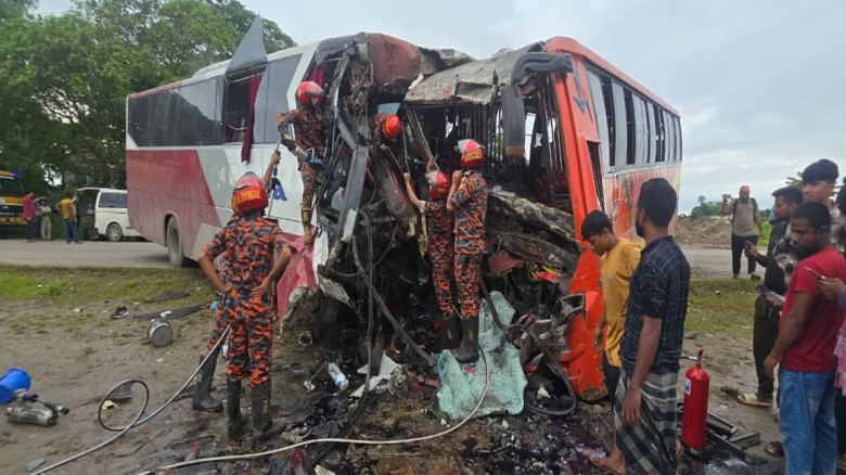 সিলেটে দুই বাসের সংঘর্ষে নিহত ২, আহত ১০...