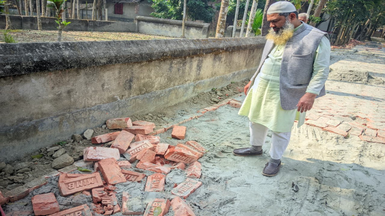 যশোরে রাস্তার কাজে নিম্ন মানের ইট ব্যবহার, ক্ষুব্ধ পিআইও