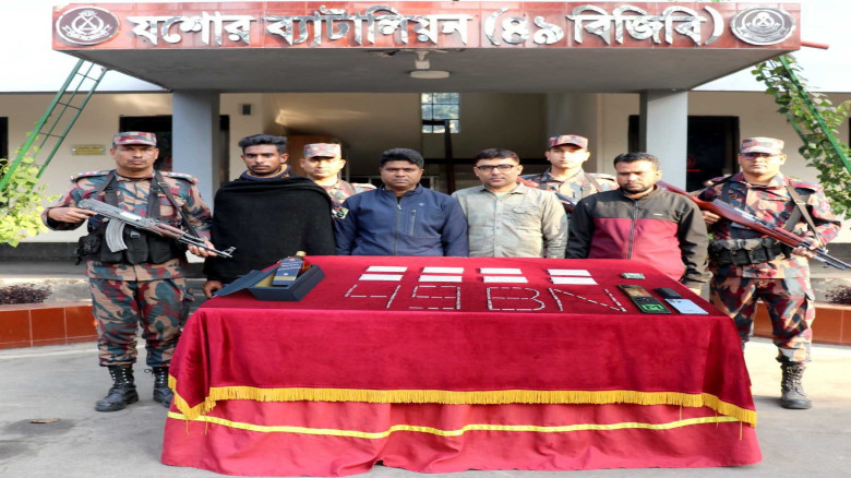 দশ কেজি রূপা ও বিদেশি মদসহ ৪ পাচারকারী আটক
