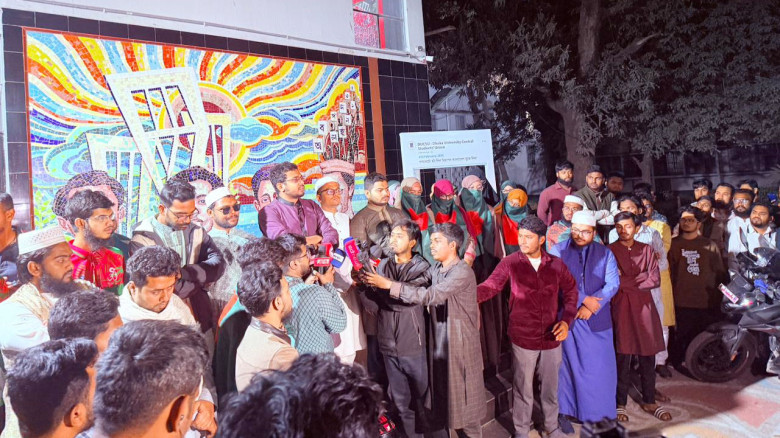 ইনকিলাব মঞ্চের ওপর হামলার প্রতিবাদে ডাকসুর বিক্ষোভ