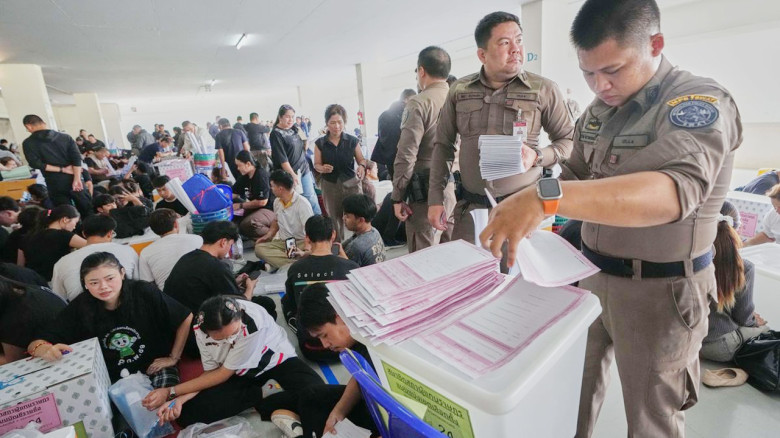 থাইল্যান্ডে আজ সংসদ নির্বাচন, হবে গণভোটও