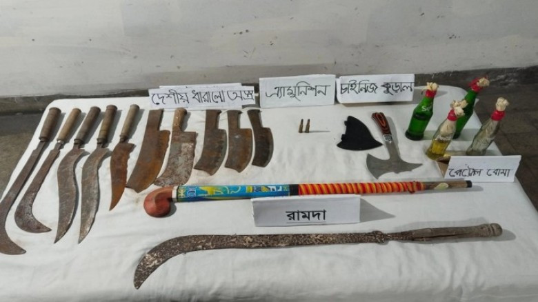 যশোরে যৌথ বাহিনীর অভিযানে বিপুল দেশীয় অস্ত্র ও বোমা উদ্ধার