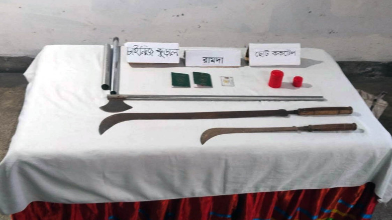 যৌথবাহিনীর অভিযানে দেশীয় অস্ত্রসহ ককটেল উদ্ধার