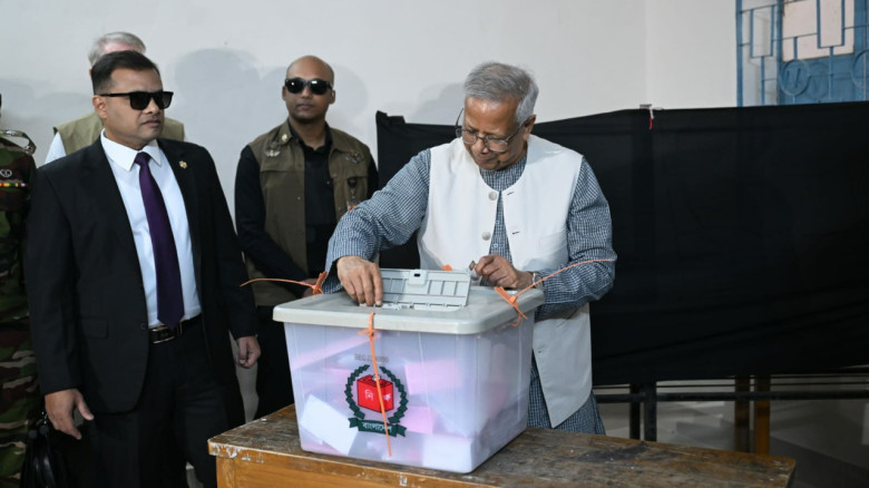 ভোট দিলেন প্রধান উপদেষ্টা