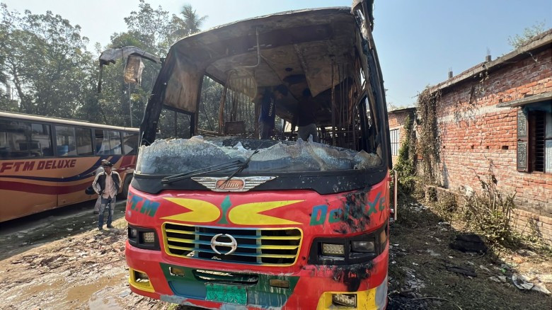 স্বাভাবিক ছন্দে মোবাইল ও ইন্টারনেট ব্যাংকিং সেবা