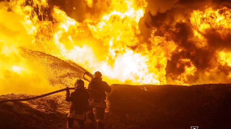 রাশিয়ার গভীরে ইউক্রেনের বিধ্বংসী ড্রোন হামলা: তেলের টার্মিনাল ও গুদাম ভস্মীভূত
