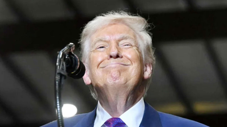 অস্থায়ীভাবে ১০ শতাংশ বৈশ্বিক শুল্ক আরোপ করলেন ট্রাম্প