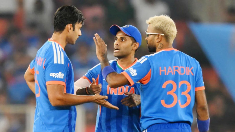 ‘সম্মিলিত প্রচেষ্টায় সমাজ পরিবর্তন সম্ভব’—মোবারক কাঠিতে উপহার বিতরণকালে মুন্সি নাজমুল