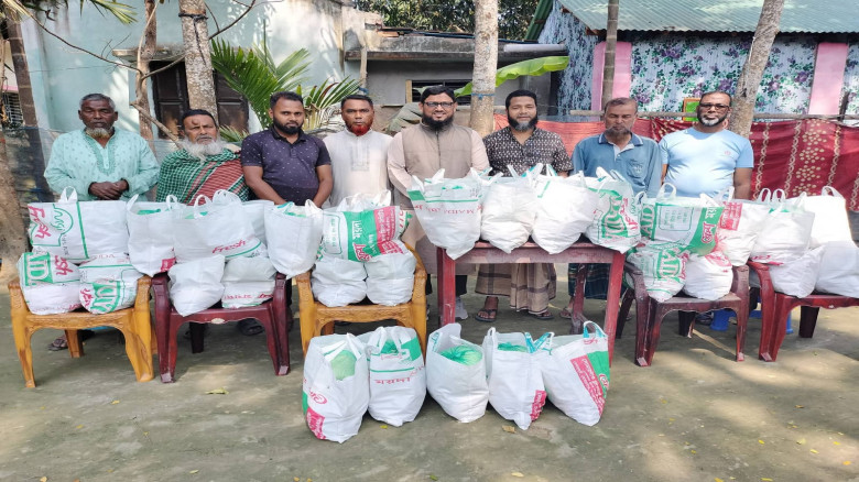 ‘সম্মিলিত প্রচেষ্টায় সমাজ পরিবর্তন সম্ভব’—মোবারক কাঠিতে উপহার বিতরণকালে মুন্সি নাজমুল