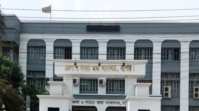 যশোরে ভারপ্রাপ্ত বিচারকের ওপর আইনজীবীদের অনাস্থা: উত্তপ্ত আদালত, বিচারকাজ মুলতবি