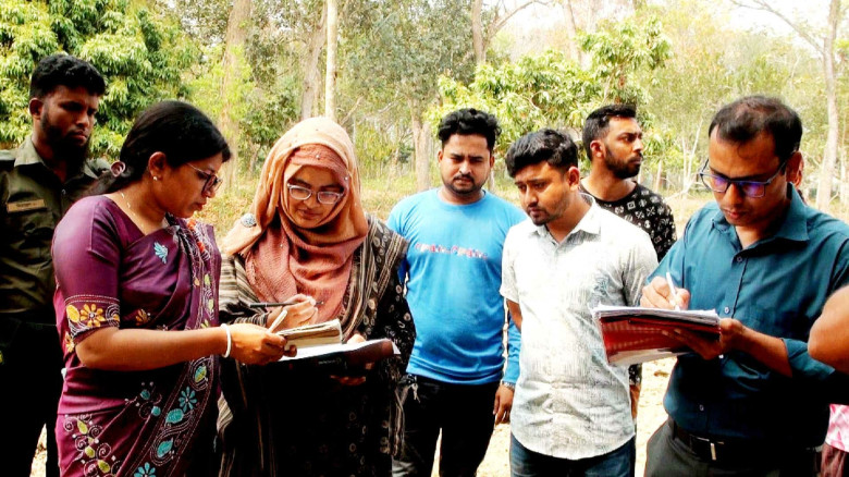 যশোরে পৈতৃক জমি ফিরে পেতে মিমির আর্তনাদ