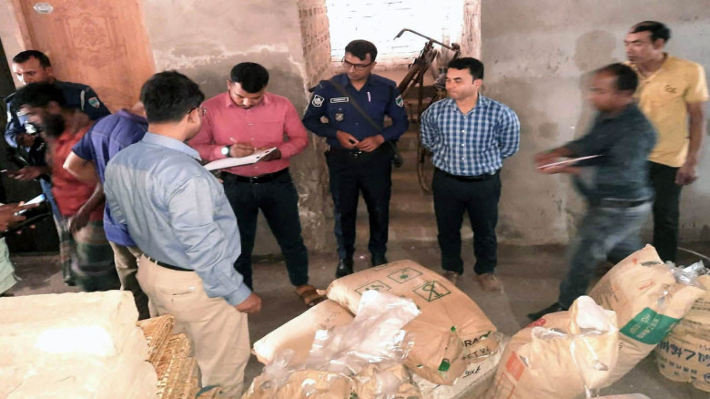 ৩১৫ কেজি পলিথিন জব্দ, ব্যবসায়ীকে জরিমানা