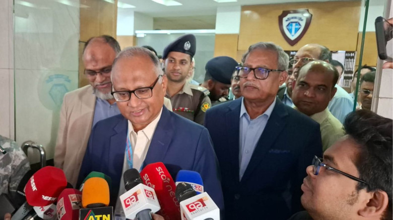 দুদক চেয়ারম্যান ও দুই কমিশনারের পদত্যাগ