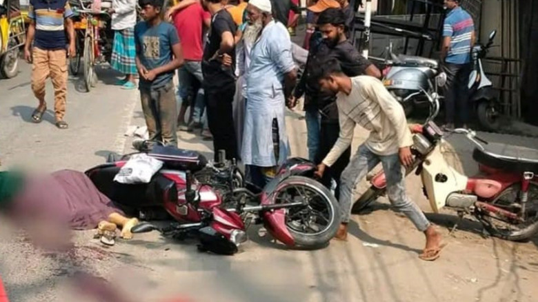 চাঁচড়া চেকপোস্টে বালিবাহী ট্রাকের ধাক্কায় ছাত্রদল ...