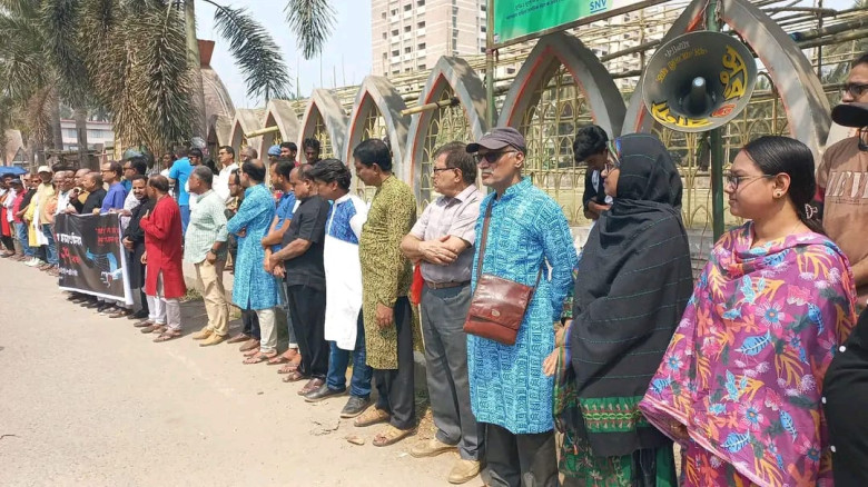 যশোরের আলোচিত উদীচী হত্যাযজ্ঞের বিচারের দাবিতে মানববন্ধন অনুষ্ঠিত