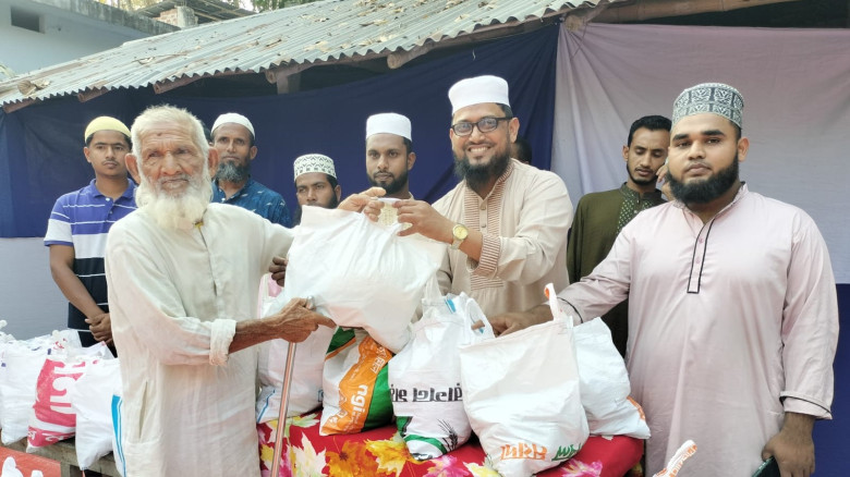 রামনগরে ১০০ পরিবারের মাঝে জামায়াত নেতার ইফতার ও ঈদ সামগ্রী বিতরণ