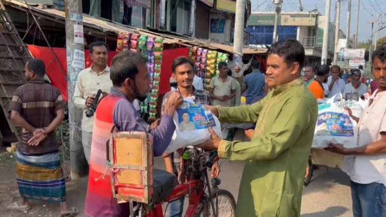 রামনগরে ১০০ পরিবারের মাঝে জামায়াত নেতার ইফতার ও ঈদ সামগ্রী বিতরণ