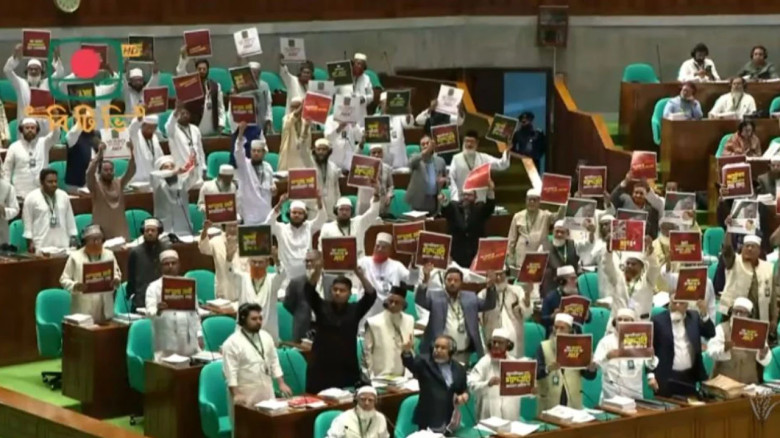‘জুলাইয়ের গাদ্দার’ প্ল্যাকার্ড হাতে সংসদ কাঁপালেন বিরোধীরা, তোপের মুখে রাষ্ট্রপতির ভাষণ
