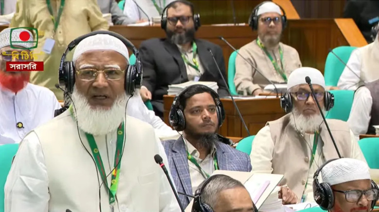 ‘জুলাইয়ের গাদ্দার’ প্ল্যাকার্ড হাতে সংসদ কাঁপালেন বিরোধীরা, তোপের মুখে রাষ্ট্রপতির ভাষণ