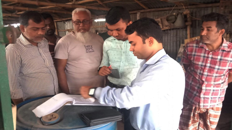 বেশি দামে তেল বিক্রি করায় প্রতিষ্ঠান মালিককে জরিমানা